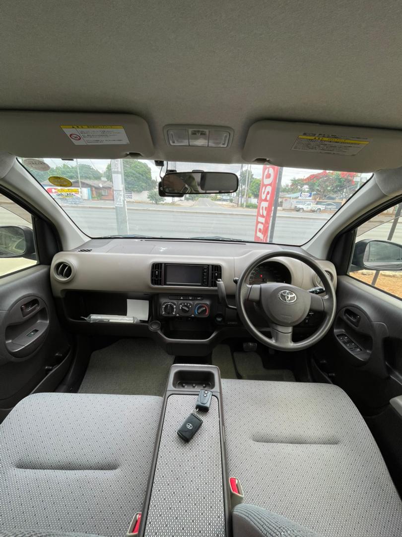 Toyota Passo Brown 2014 - Interior