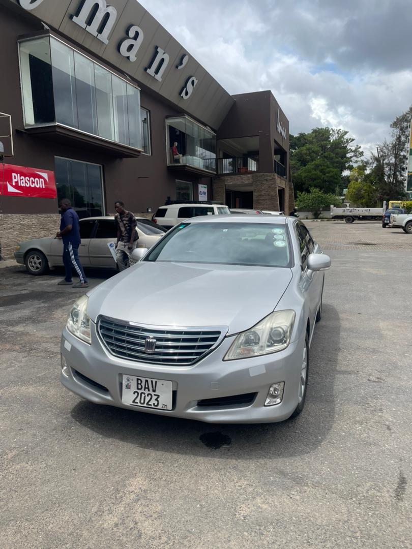 Toyota Crown 3.5L 2018 - Side View