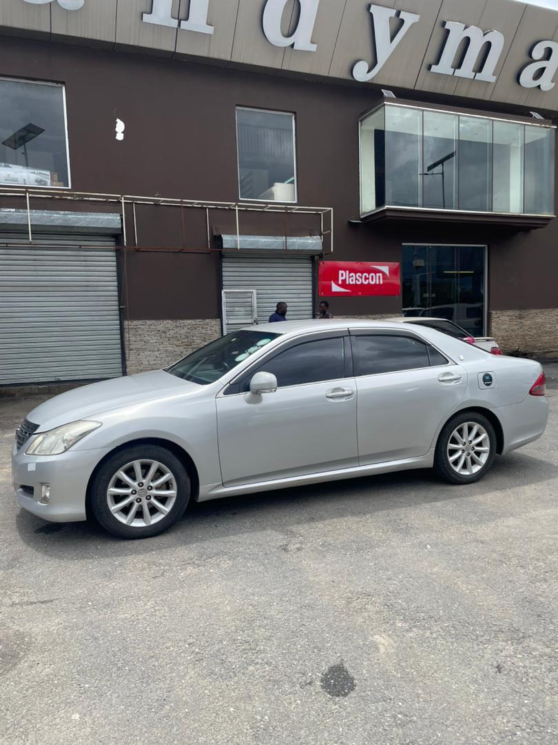 Toyota Crown 3.5L 2018 - Interior