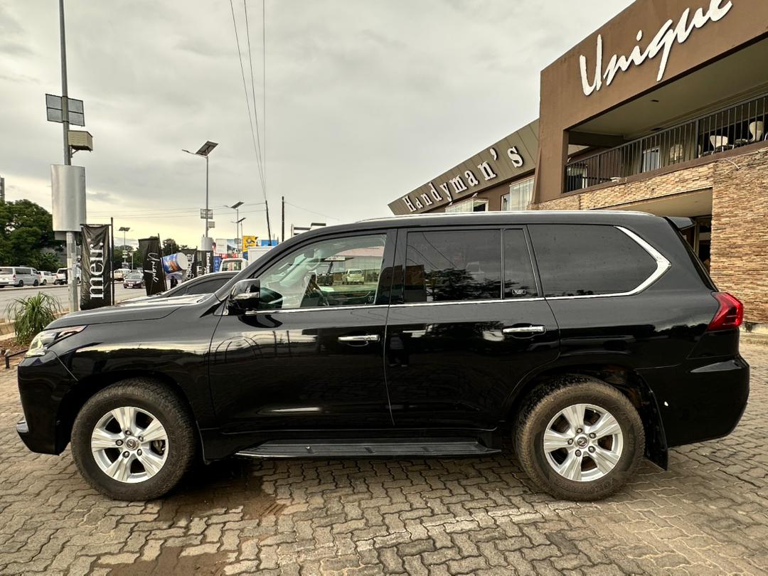 Lexus LX570 View 4