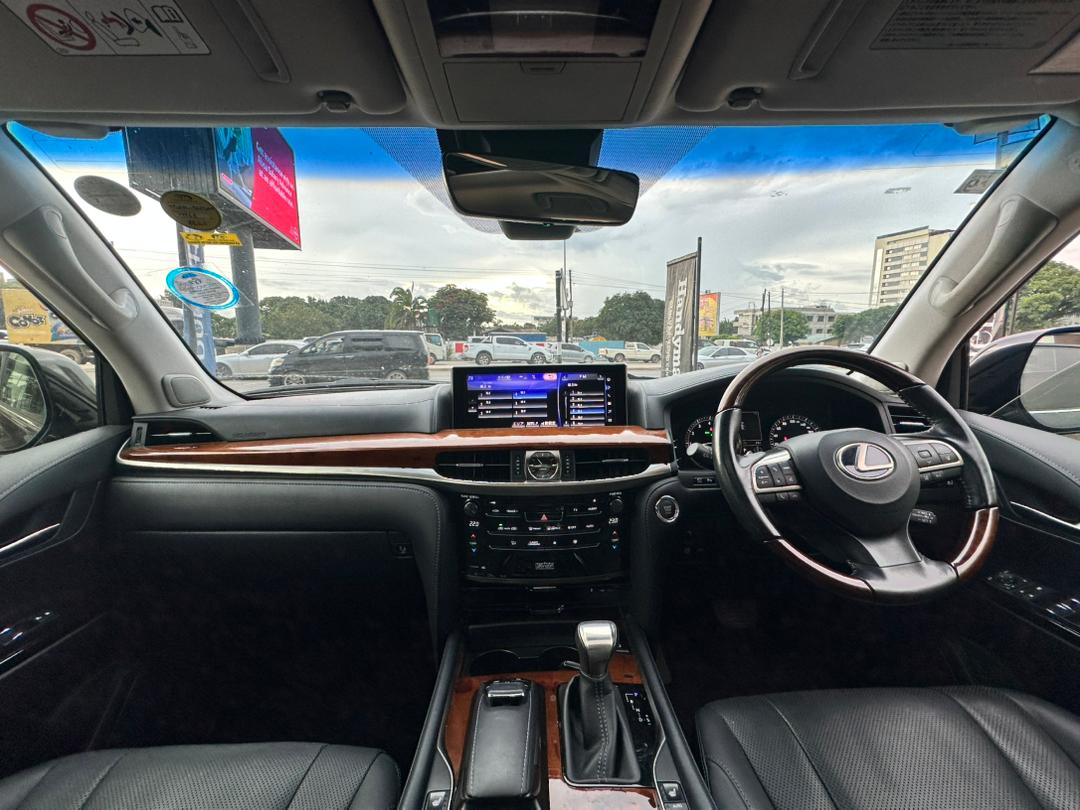 Lexus LX570 View 5