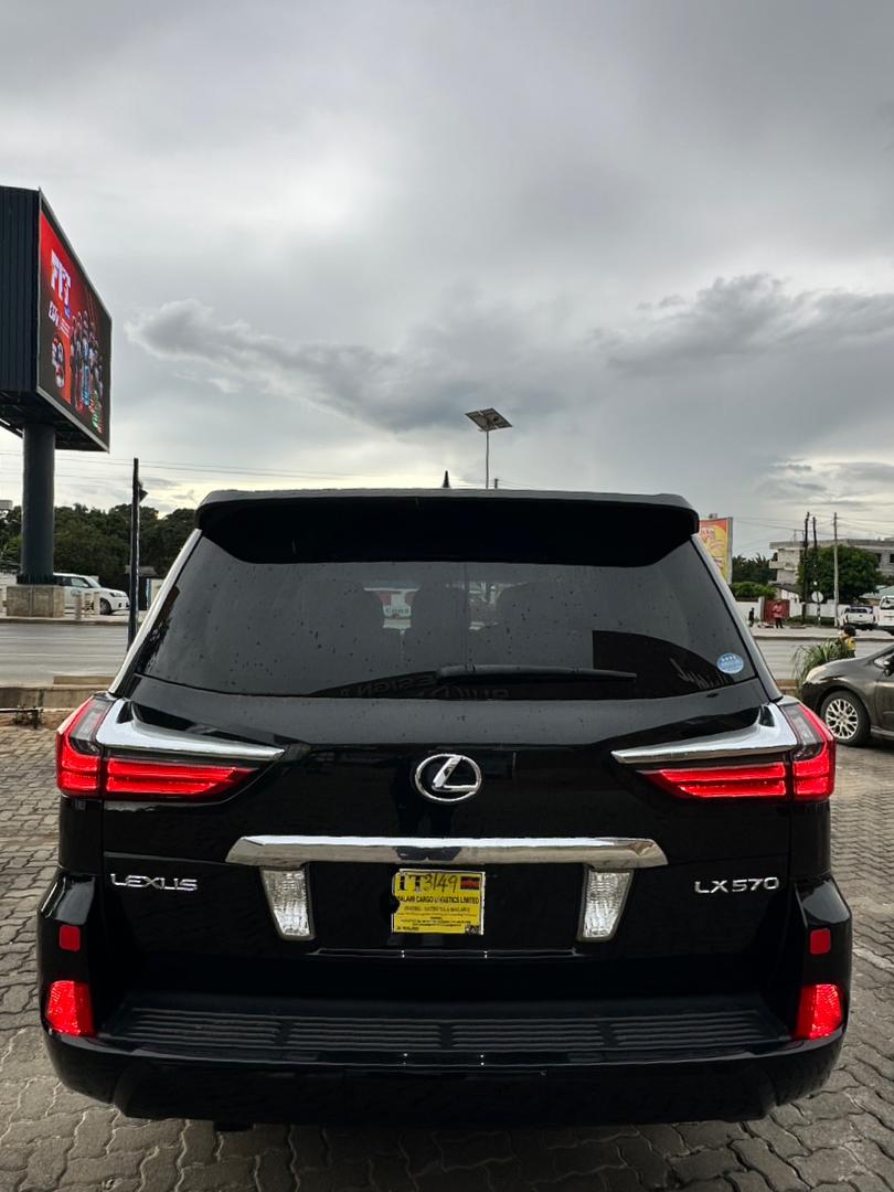 Lexus LX570 View 8