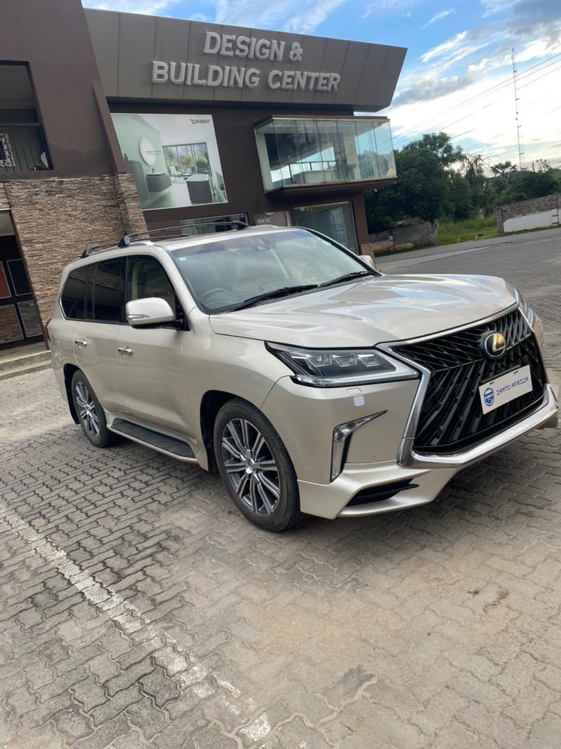 Lexus LX570 View 2