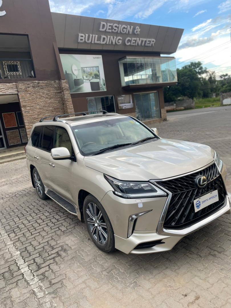 Lexus LX570 View 3
