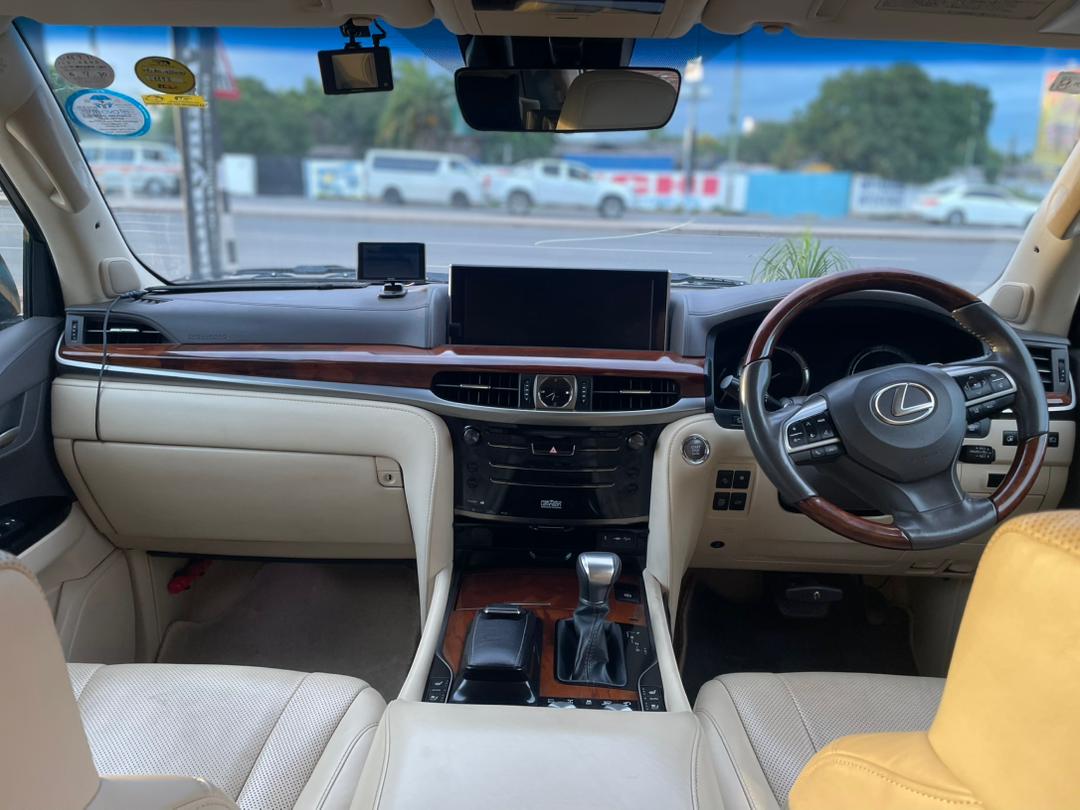 Lexus LX570 View 5