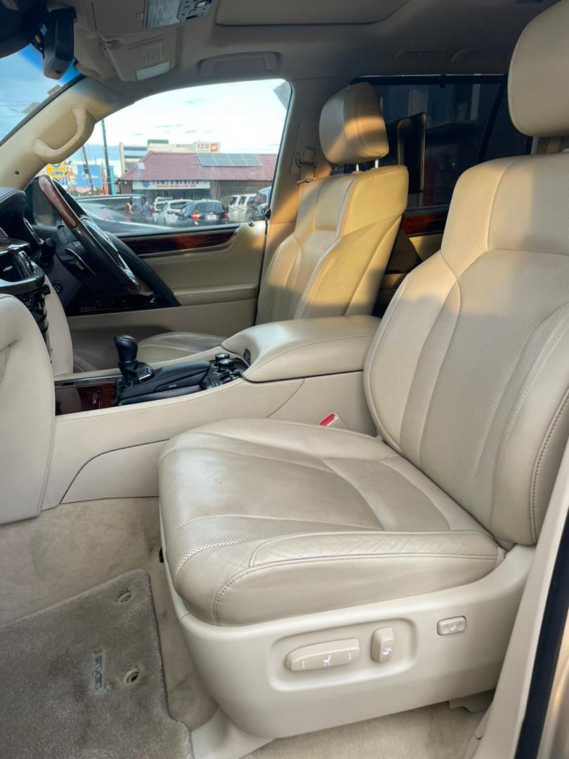 Lexus LX570 View 7