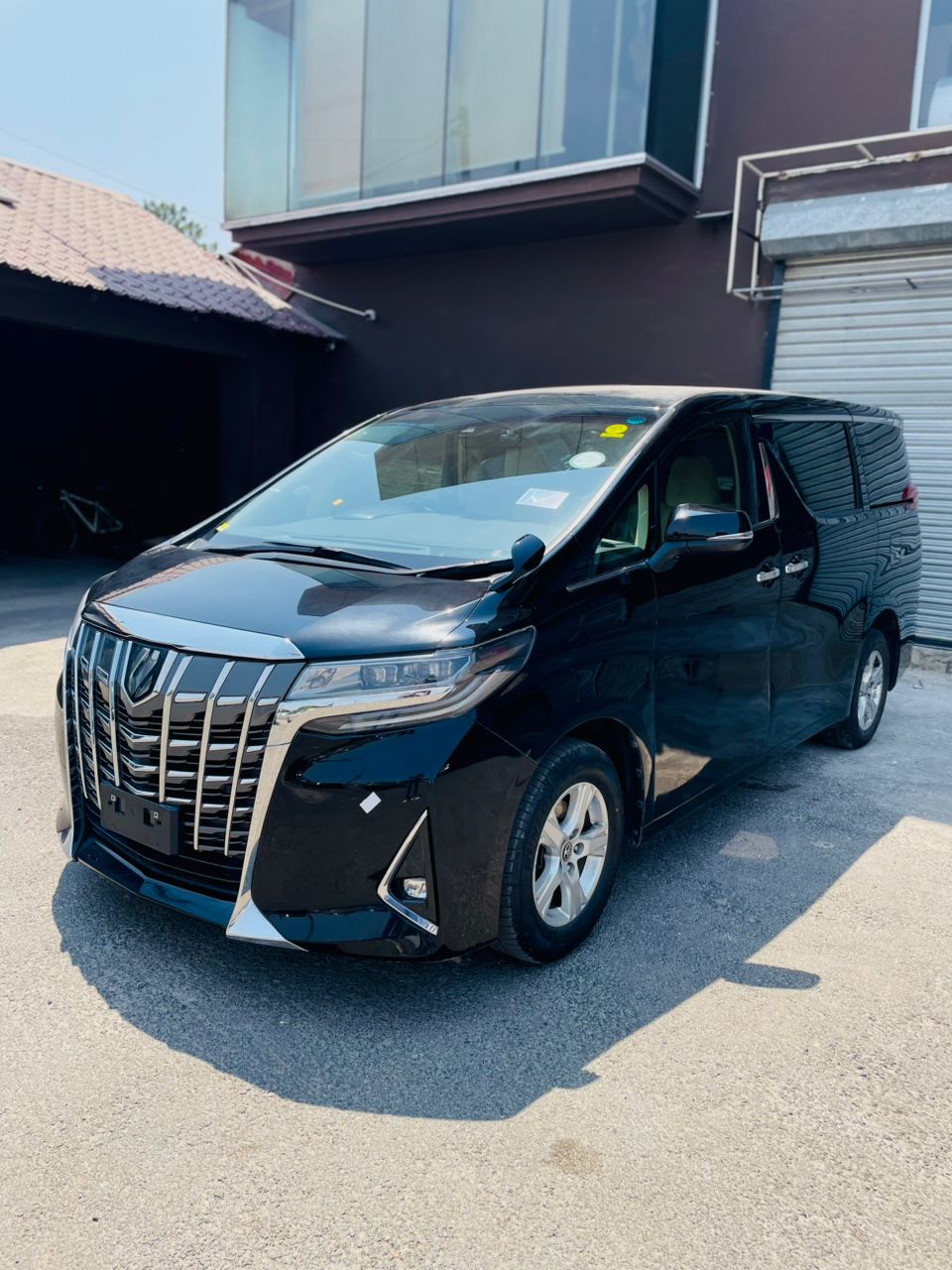 Toyota Alphard 2020 - Side View