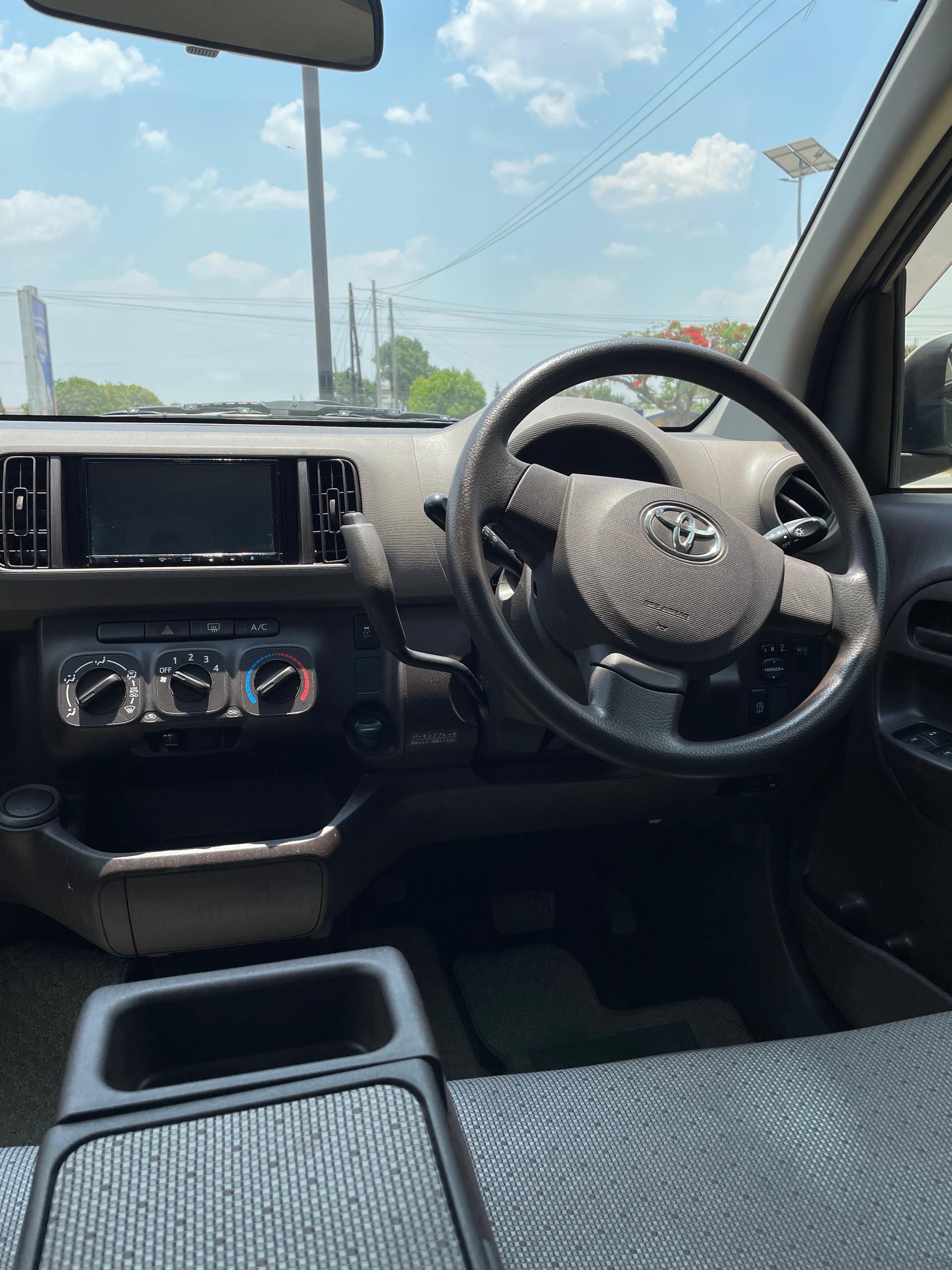 Toyota Passo 2012 - Side View