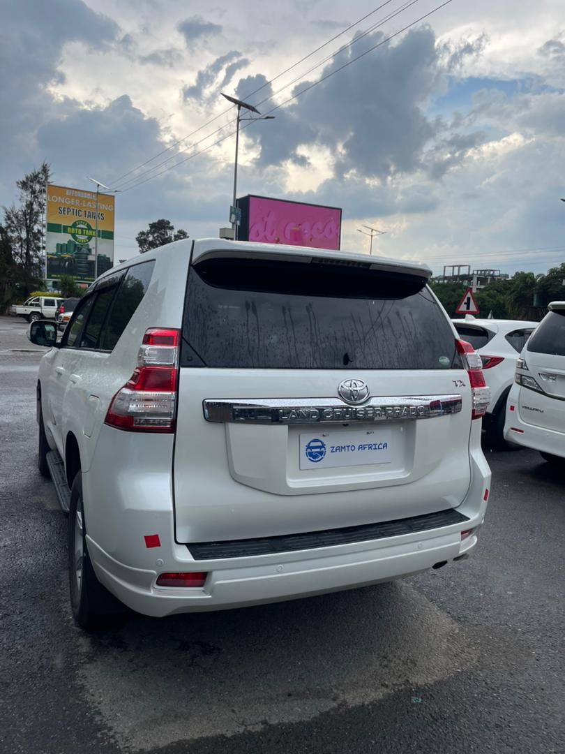 Toyota Land Cruiser Prado 3.0L 2017 - Side View