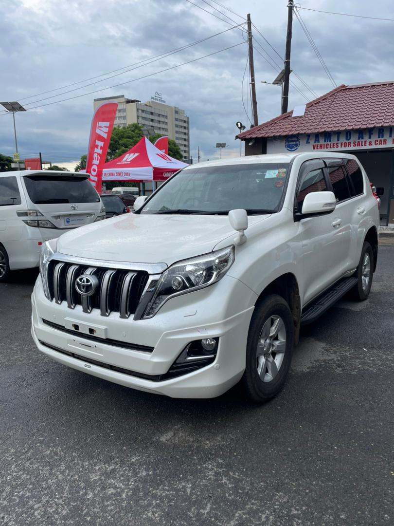 Toyota Land Cruiser Prado 3.0L 2017 - Interior